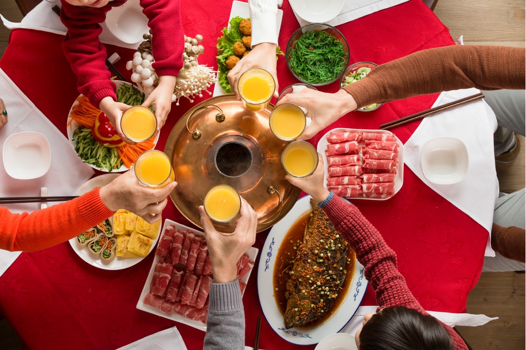 幸福家庭過年吃團圓飯1739325917411.jpg